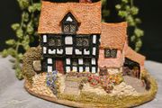 VINTAGE Collectible Lilliput Lane "Saddlers Inn" Cottage 1987