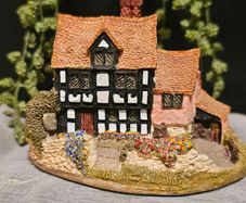 VINTAGE Collectible Lilliput Lane "Saddlers Inn" Cottage 1987