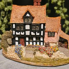 VINTAGE Collectible Lilliput Lane "Saddlers Inn" Cottage 1987