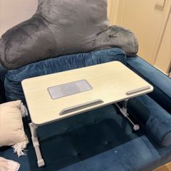 Foldable bed table