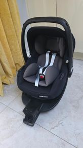 Maxi-Cosi infant car seat with its matching ISOFIX base in excellent, clean condition.