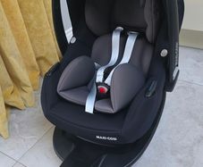 Maxi-Cosi infant car seat with its matching ISOFIX base in excellent, clean condition.
