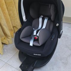 Maxi-Cosi infant car seat with its matching ISOFIX base in excellent, clean condition.