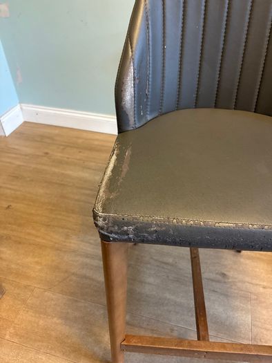 Free - 4 kitchen island stools