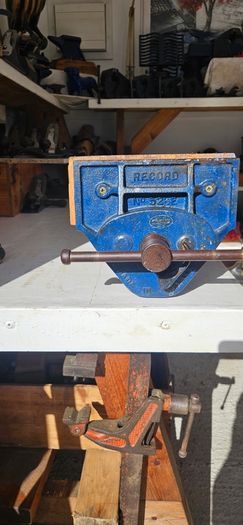 record 52 1\2.wood vice