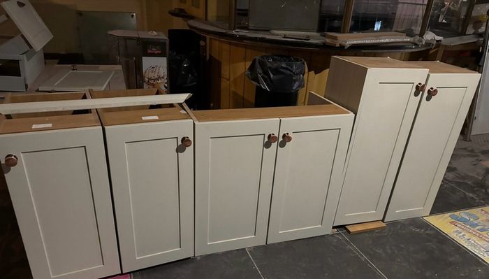 Ex display kitchen with 30mm quartz backsplash and counter