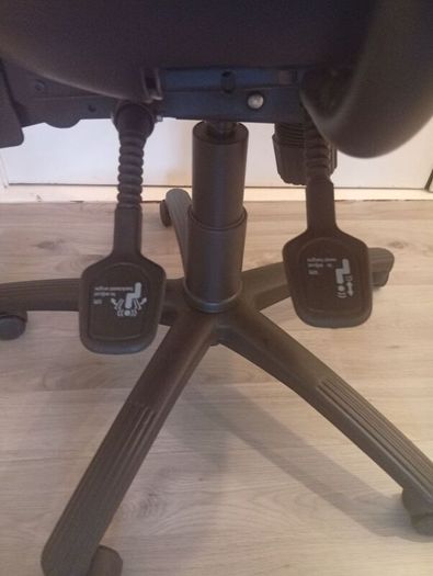 Professional Quality Expensive Computer Office Adjustable Swivel chair 8months old