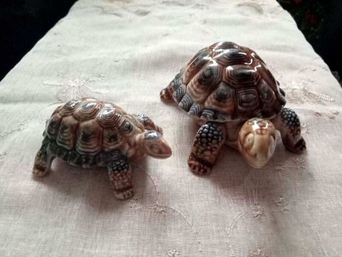 Vintage collectible WADE "The Tortoise Family" Papa Ashtray and Baby Tortoise