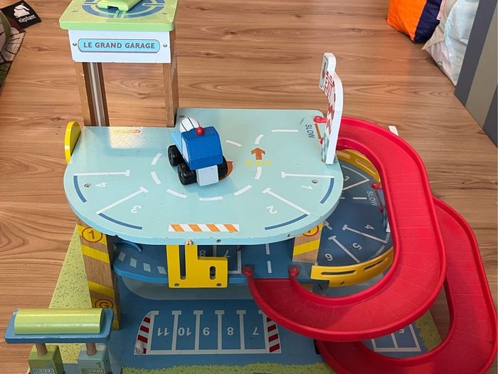 Le Grand Garage wooden toy