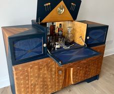Delivery Available! Stunning Vintage Sideboard Cocktail Cabinet/Drinks Cabinet/ Sideboard