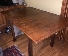 SOLID OAK TABLE Mid Century in VG condition with two adjustable tabletop sizes.