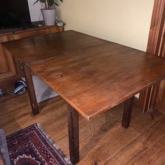 SOLID OAK TABLE Mid Century in VG condition with two adjustable tabletop sizes.