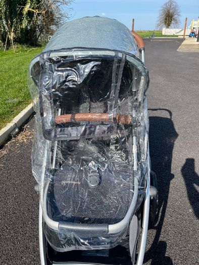 Uppababy Vista V2 Emmett Green with EUR260 accessories
