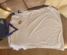 retro Leeds united shirt. No sponser on the front. Very hard to get.