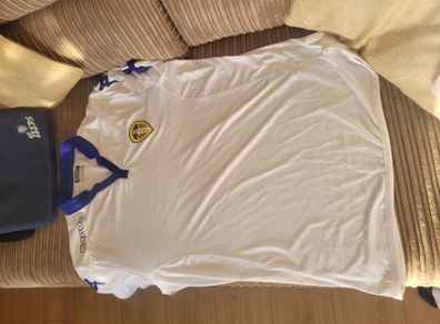 retro Leeds united shirt. No sponser on the front. Very hard to get.