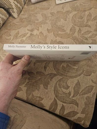 Molly's Style Icons. By Molly Parmeter. Signed First Edition Large Volume Hardback With Dustjacket In Good Condition.  See Photos For Same.