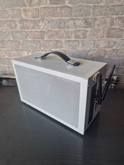 Tiny ITX gaming pc setup - RTX 3070, Intel i7, 16GB DDR4, 512GB m.2 SSD