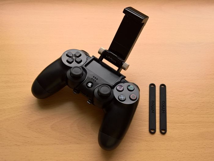 NYKO DualShock 4 Controller Phone Clip