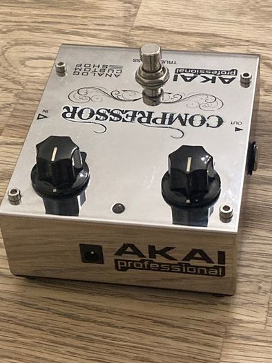 AKAI Professional Compressor Guitar Pedal  Excellent Condition