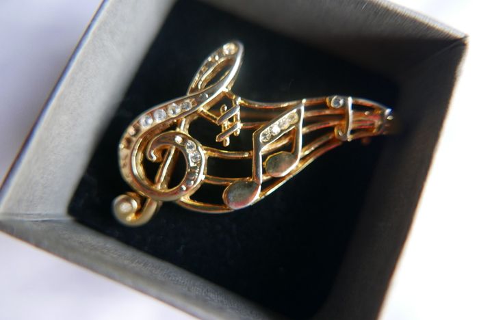 Vintage Jewelry Beautiful Gold Tone and Rhinestone Music / Notes on Staff / Music Lover Pin Brooch