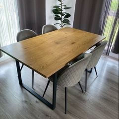 table with 4 chairs
