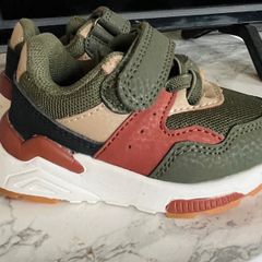 Baby trainers (Size 3)