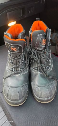 Safety shoes 7UK and 9UK
