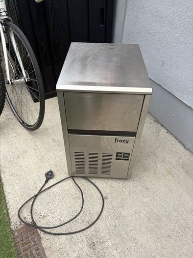 Frozy ice maker
