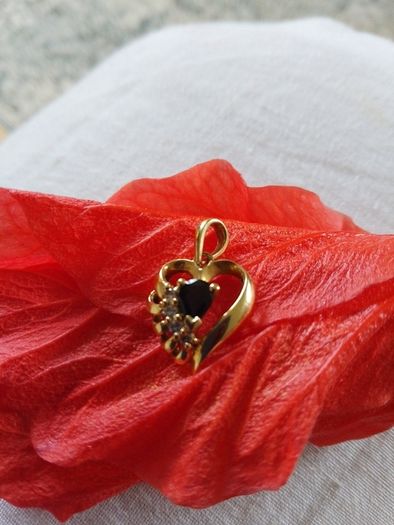 18 CT Gold pendant with Natural Sapphire and  diamonds