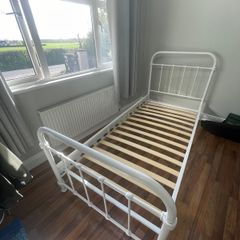 Metal bed