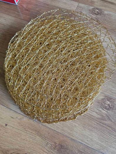 12 Gold Circular Table Centrepiece Mats