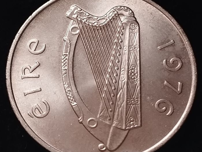 #167 - Ireland - 1976 - 10 Pence - UNC - KM.26