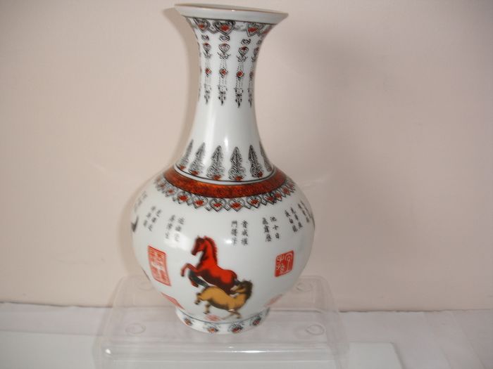Chinese Vase Map of Eight Horses of Wang Mu Qianlong Mark