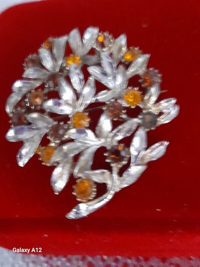 Brooch vintage rhinestone