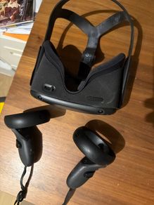 Oculus Quest VR headset with 2 controllers
