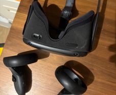 Oculus Quest VR headset with 2 controllers