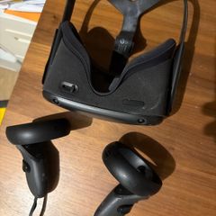 Oculus Quest VR headset with 2 controllers