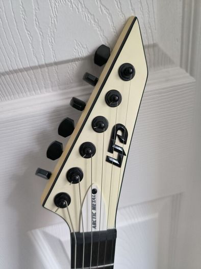 ESP LTD Arrow NT Arctic Metal - Snow White Satin