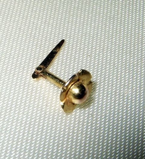 Pristine Vintage 9ct Gold Flower Stud Earring