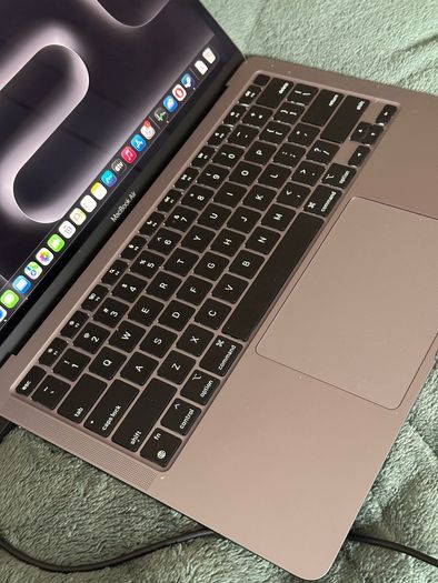 Macbook Air M1 2020  8gb Ram 256gb Ssd 95% Battery
