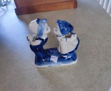 Delft Blue Hand Painted Figurine Holland Dutch Boy Girl Kissing Mini Stamped