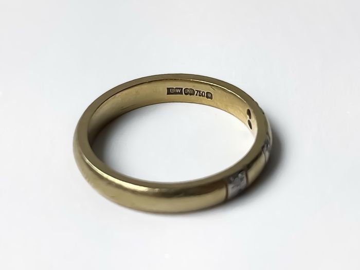 18k Yellow Gold Ring With Diamonds - 4.13 Grams