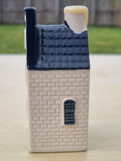 Collector's miniature house no. 27 from the KLM Delft Blue series