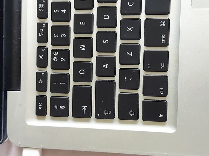 Apple MacBook Pro, 13 inch, Mid 2010, 4GB Ram, 500GB HDD, Ready for reinstalling High Sierra, excellent Battery and very good cosmetic condition