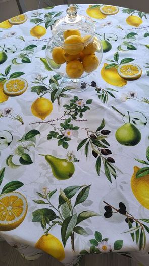 Round tablecloth.  143cm. 100% cotton
