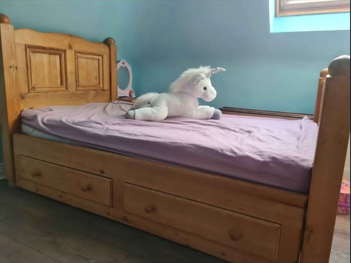 Hand-crafted in the traditional Windsor bespoke bed