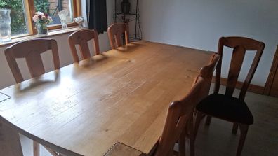 Dining table & 6 chairs