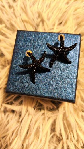 Small Shiny Earrings with Black Starfish Motif Elegant Minimal Style