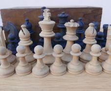 Vintage Wood  Chess Pieces In Box 70s vintage in very good condition