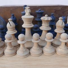 Vintage Wood  Chess Pieces In Box 70s vintage in very good condition